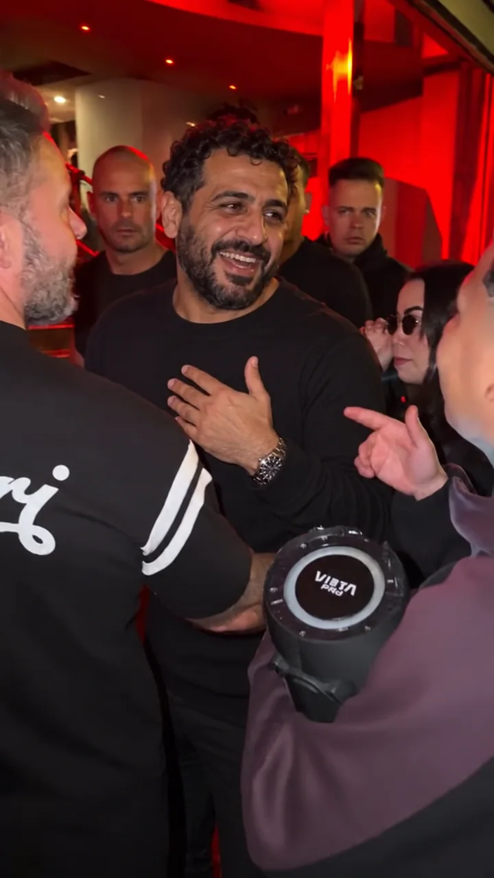 مشهد توضيحي لمشهد Bulin 47 تم إنشاؤه بواسطة الذكاء الاصطناعي يظهر فيه رجل بالغ ملتحٍ خيالي يرتدي قميصًا أسود