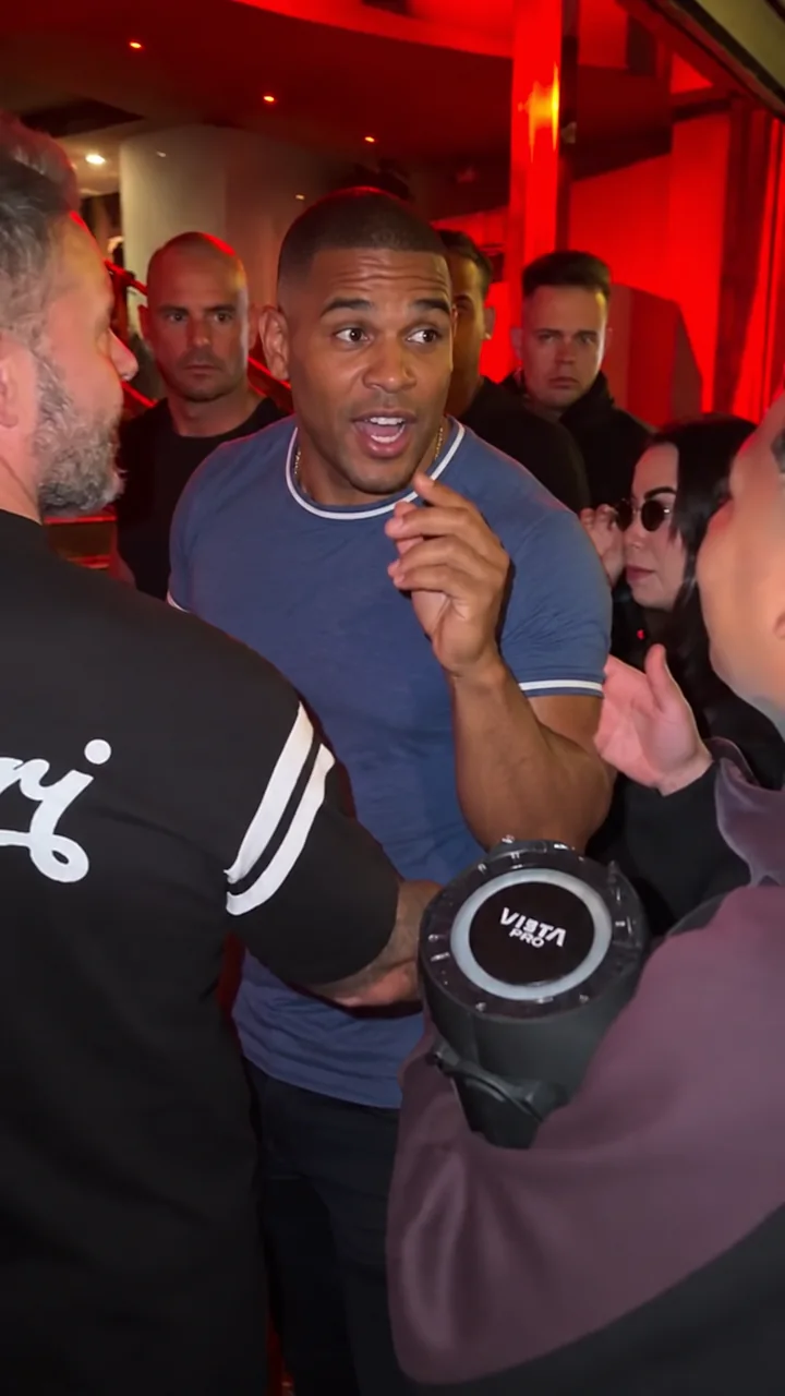 مشهد توضيحي لمشهد Bulin 47 تم إنشاؤه بواسطة الذكاء الاصطناعي يظهر فيه رجل بالغ خيالي يرتدي قميصًا أزرق