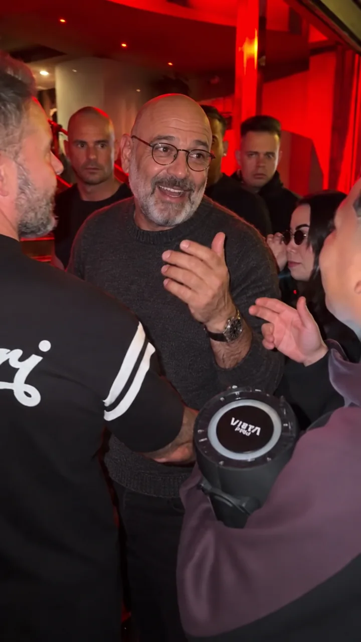 رسم توضيحي لمشهد Bulin 47 تم إنشاؤه بواسطة الذكاء الاصطناعي يظهر فيه رجل كبير السن خيالي يرتدي نظارات وسترة فحمية